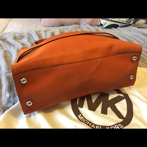 SOLD!Michael Kors- Hamilton Bag - Picture 7 of 8